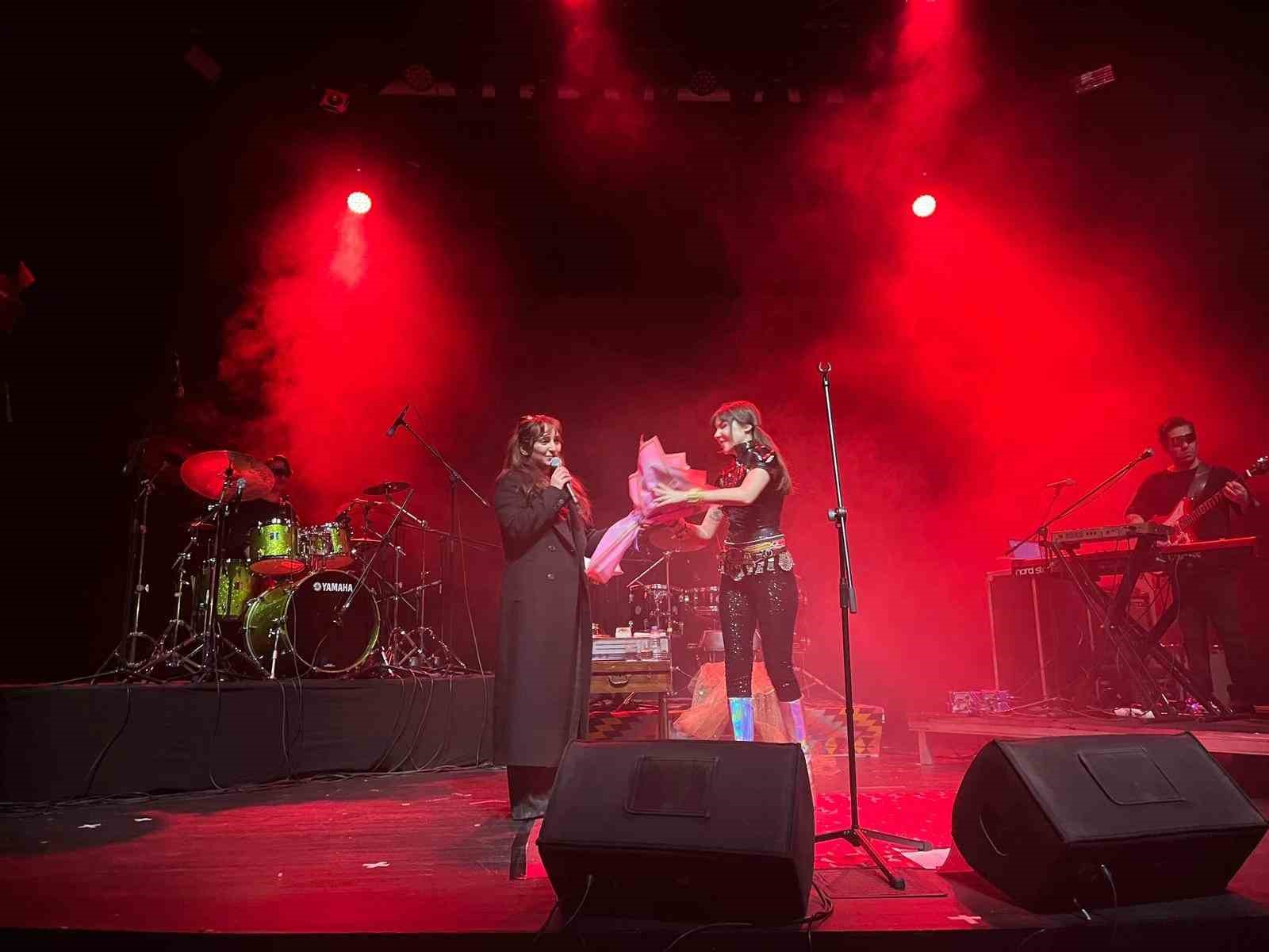 bursada gaye su akyol ile muzik dolu gece 1 USknQmln