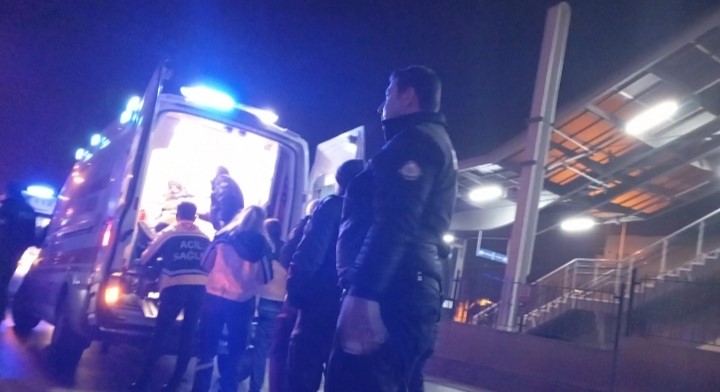 bursada gece saatlerinde eglence mekani onunde silahli kavga 1i agir 2 yarali 0 ai1MNBhC