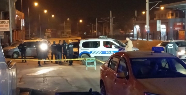 bursada gece saatlerinde eglence mekani onunde silahli kavga 1i agir 2 yarali 2 Lf9nK2In