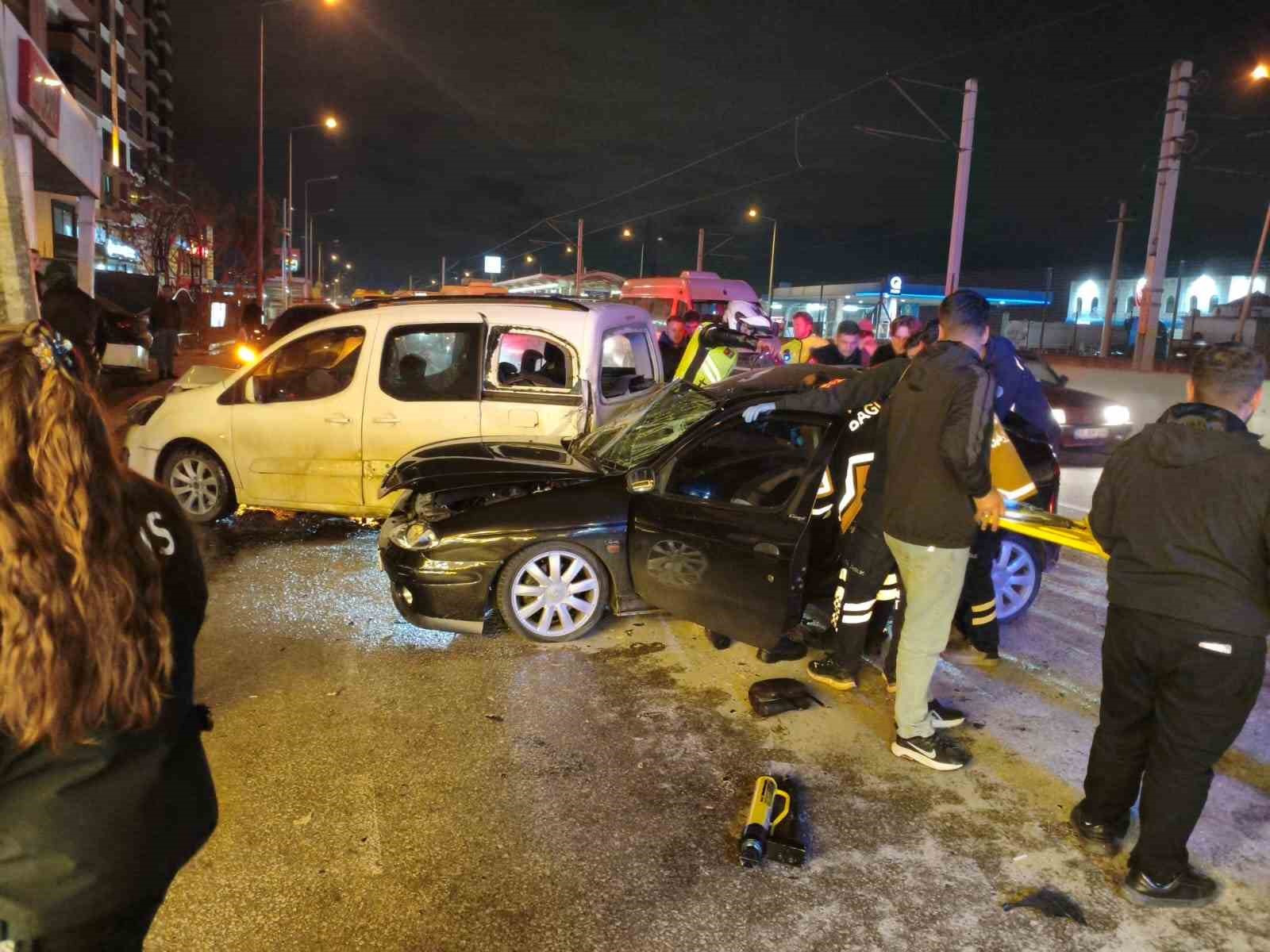bursada gece yarisi kaza ani kamerada 1i agir 4 yarali 1 cDhyCvvX