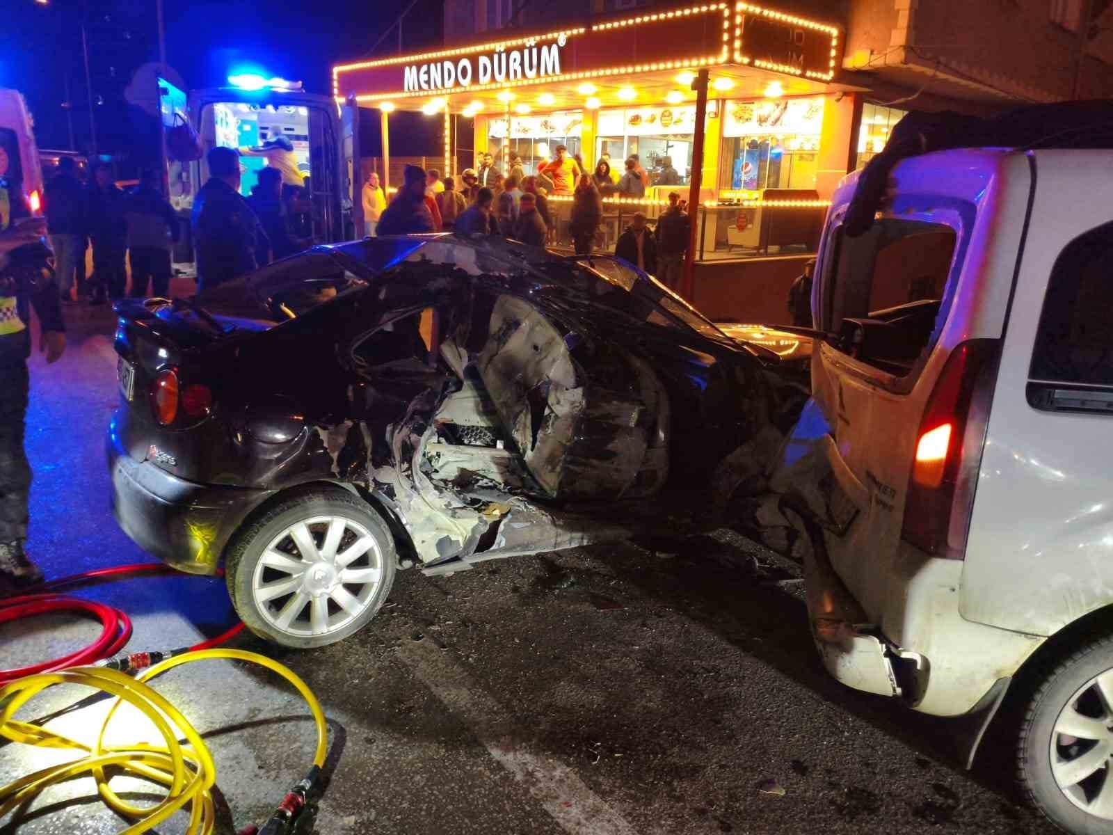 bursada gece yarisi kaza ani kamerada 1i agir 4 yarali 3 OPmeSYen