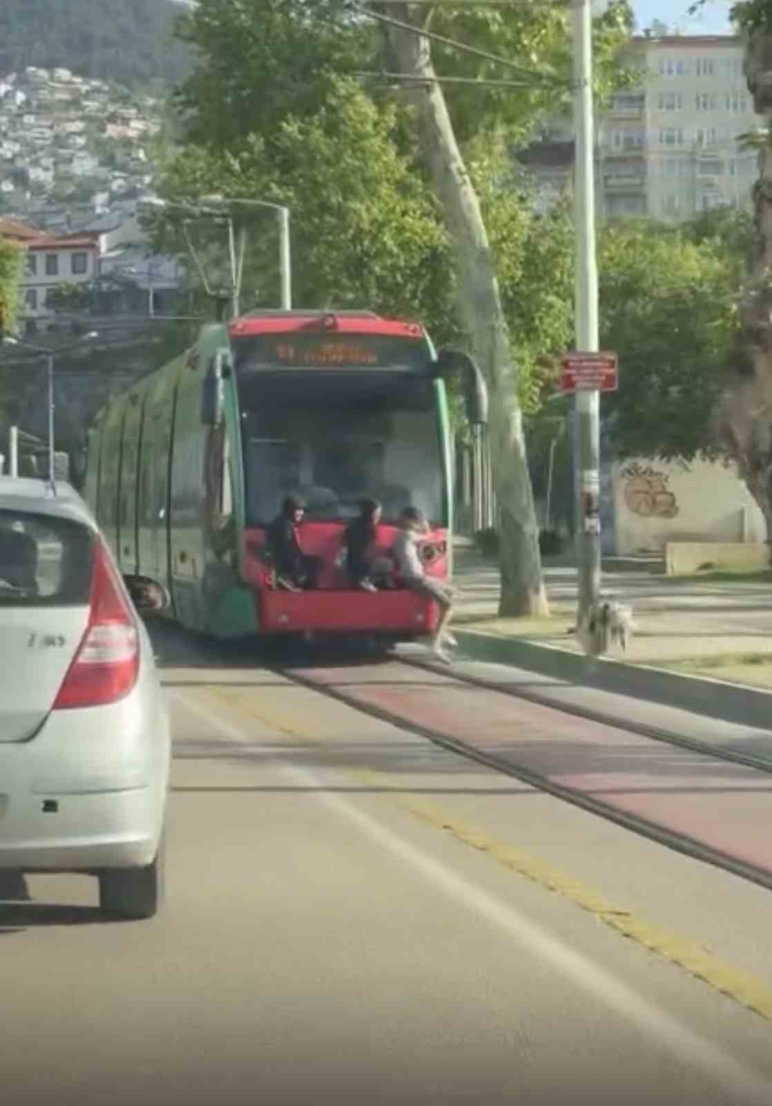 bursada genclerin tramvay arkasindaki tehlikeli yolculugu kamerada 0 Lgnk7X4d
