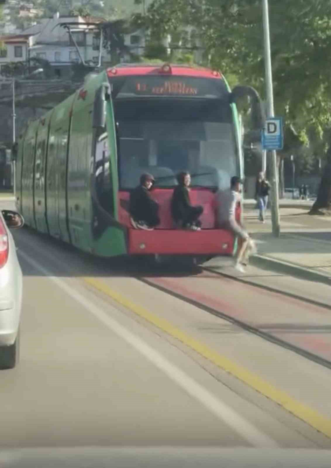 bursada genclerin tramvay arkasindaki tehlikeli yolculugu kamerada 1 JbPMUbqq