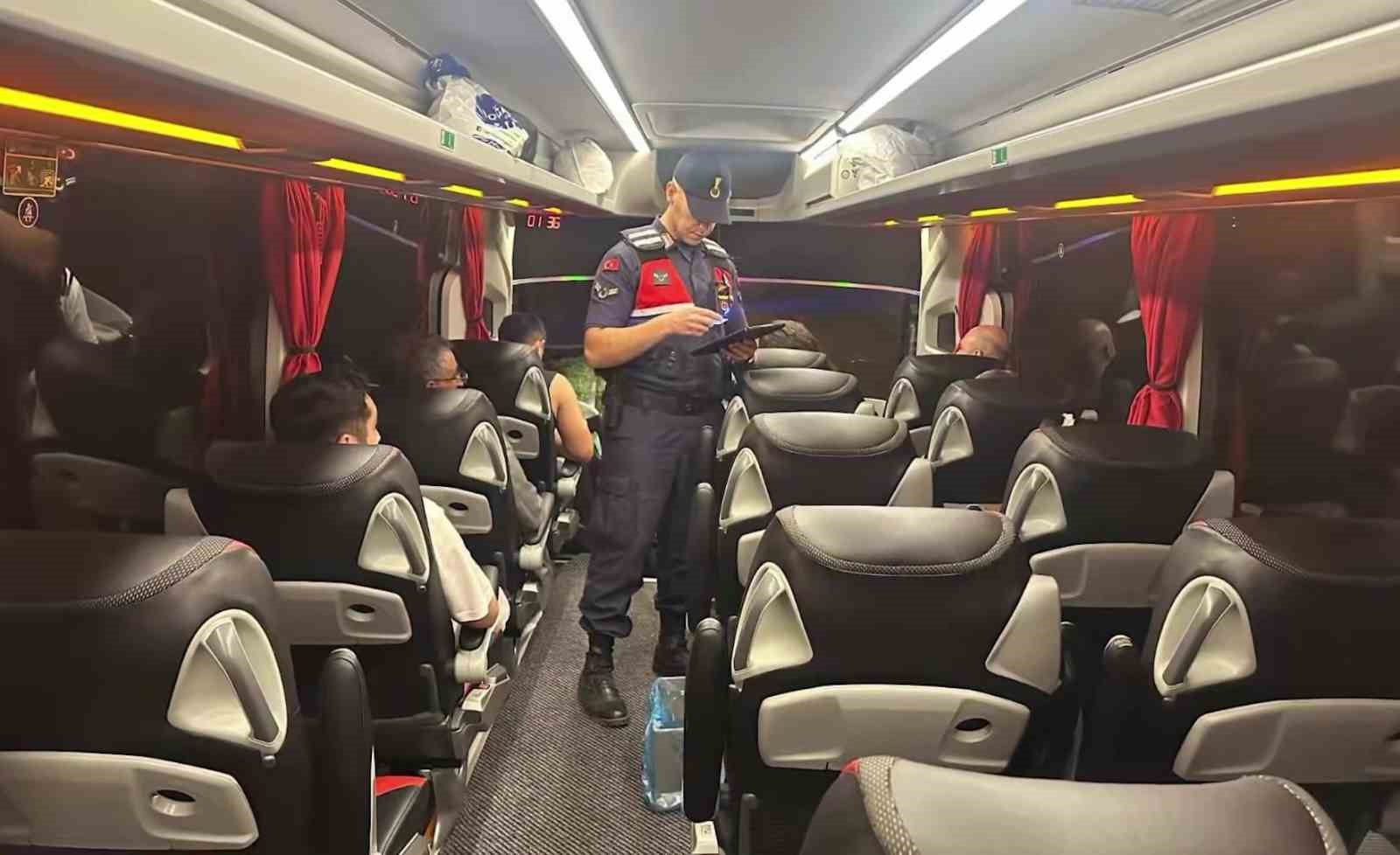 bursada gocmen kacakciligi denetimi 4 duzensiz gocmen yakalandi 1 cUlAuMwp