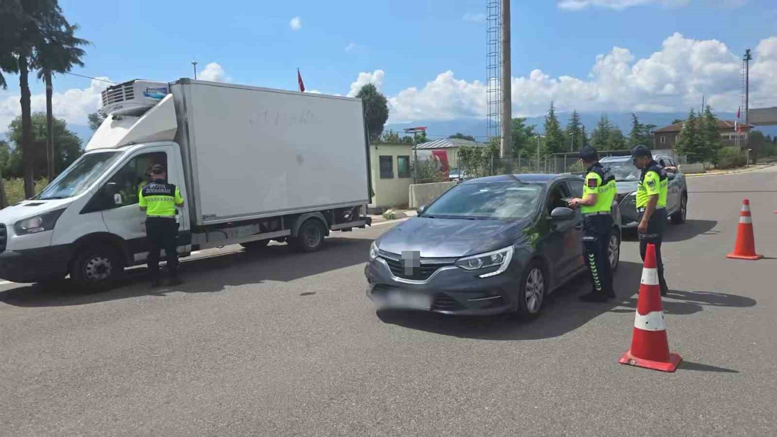 bursada gocmen kacakciligi denetimi 4 duzensiz gocmen yakalandi 2 r62a3XmV