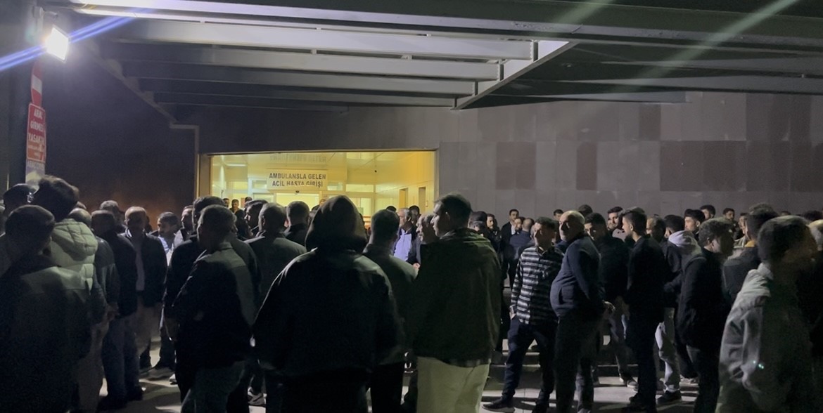 Bursa’da göçük altında hayatını kaybeden iki kardeşin yakınları hastaneye akın etti 5 bursada gocuk altinda hayatini kaybeden iki kardesin yakinlari hastaneye akin etti 1 jFcR5ylM
