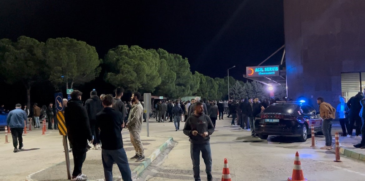 Bursa’da göçük altında hayatını kaybeden iki kardeşin yakınları hastaneye akın etti 6 bursada gocuk altinda hayatini kaybeden iki kardesin yakinlari hastaneye akin etti 2 6ZjsYZGG