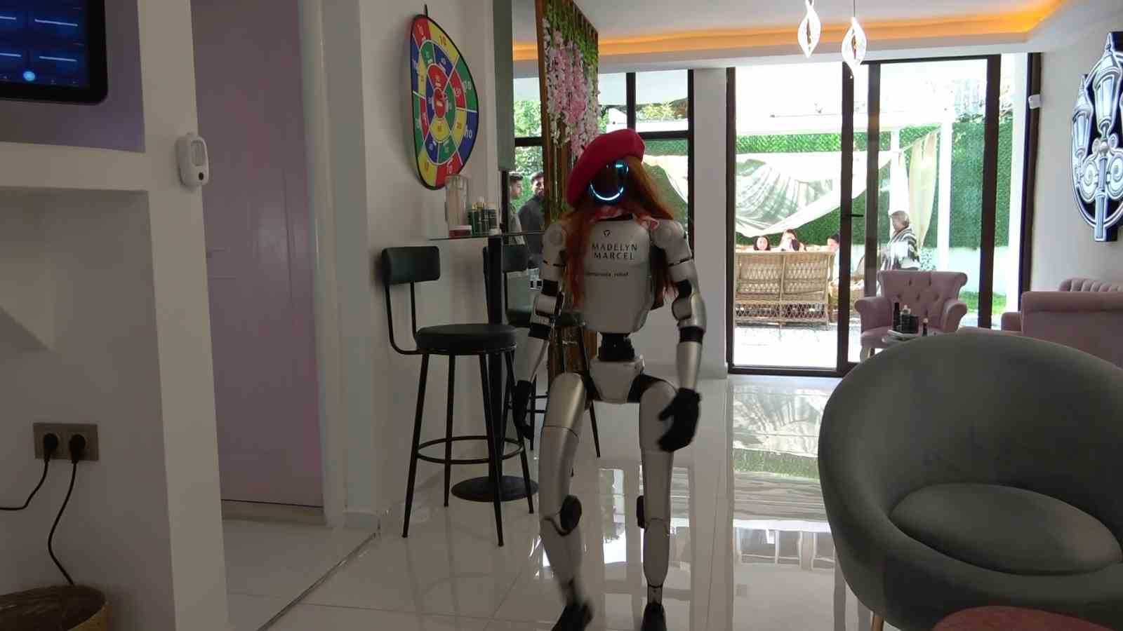bursada guzellik merkezine robot isci mesaiye basladi 1 9PPQgQgz