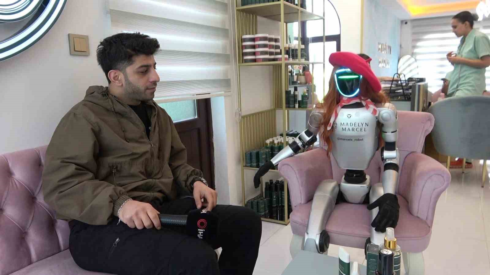 bursada guzellik merkezine robot isci mesaiye basladi 2 Va9WgAGP