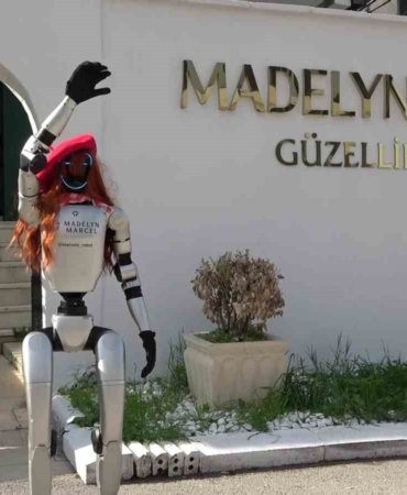 bursada-guzellik-merkezine-robot-isci-mesaiye-basladi-jJUDdKRF.jpg