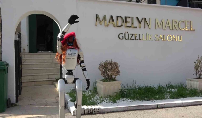 bursada-guzellik-merkezine-robot-isci-mesaiye-basladi-jJUDdKRF.jpg