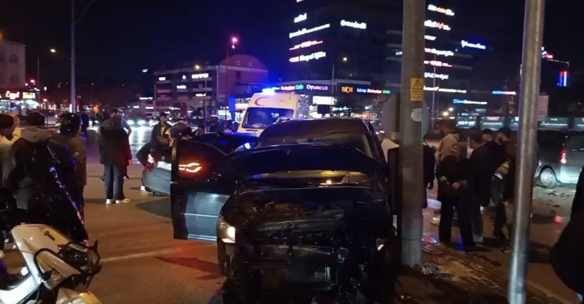Bursa’da hafif ticari araç ile araba çarpıştı: 3 yaralı 1 bursada hafif ticari arac ile araba carpisti 3 yarali 0 PstH63F9