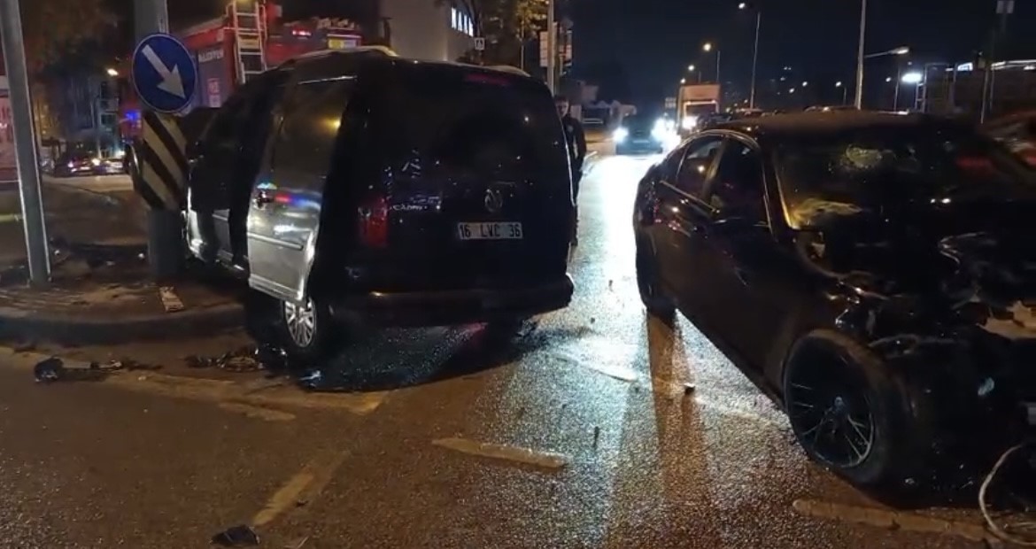 Bursa’da hafif ticari araç ile araba çarpıştı: 3 yaralı 7 bursada hafif ticari arac ile araba carpisti 3 yarali 3 hSuFDTXe