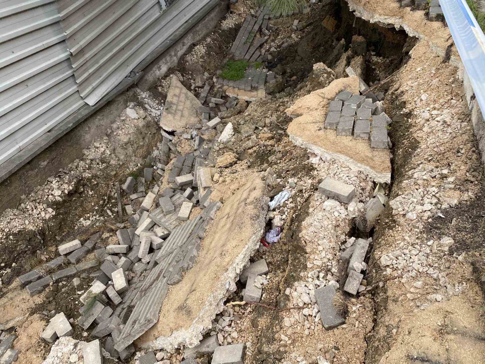bursada hafriyat calismasinda yola zarar verdiler 1 ZEqra1Pw
