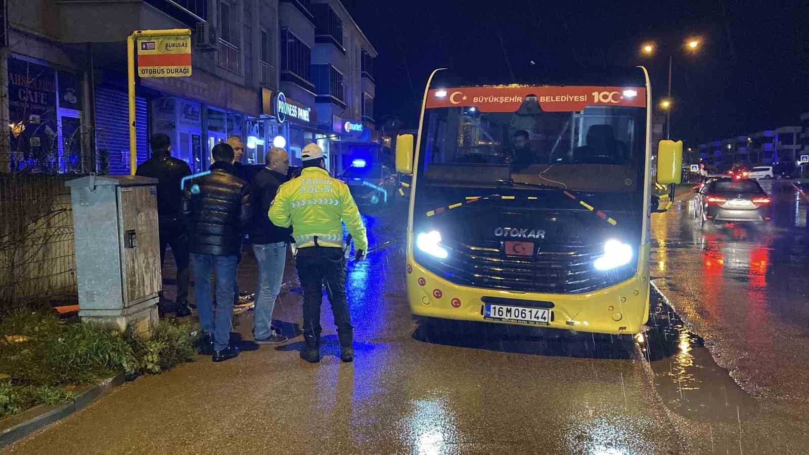 bursada halk minibusu anne ve kizina carpti 2 yarali 0 3SyS9QLb