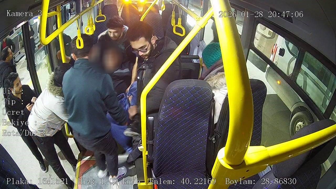 bursada halk otobusunde zamanla yariskalp krizi geciren yolcu icin acile kirdi 1 fTGlhRbs