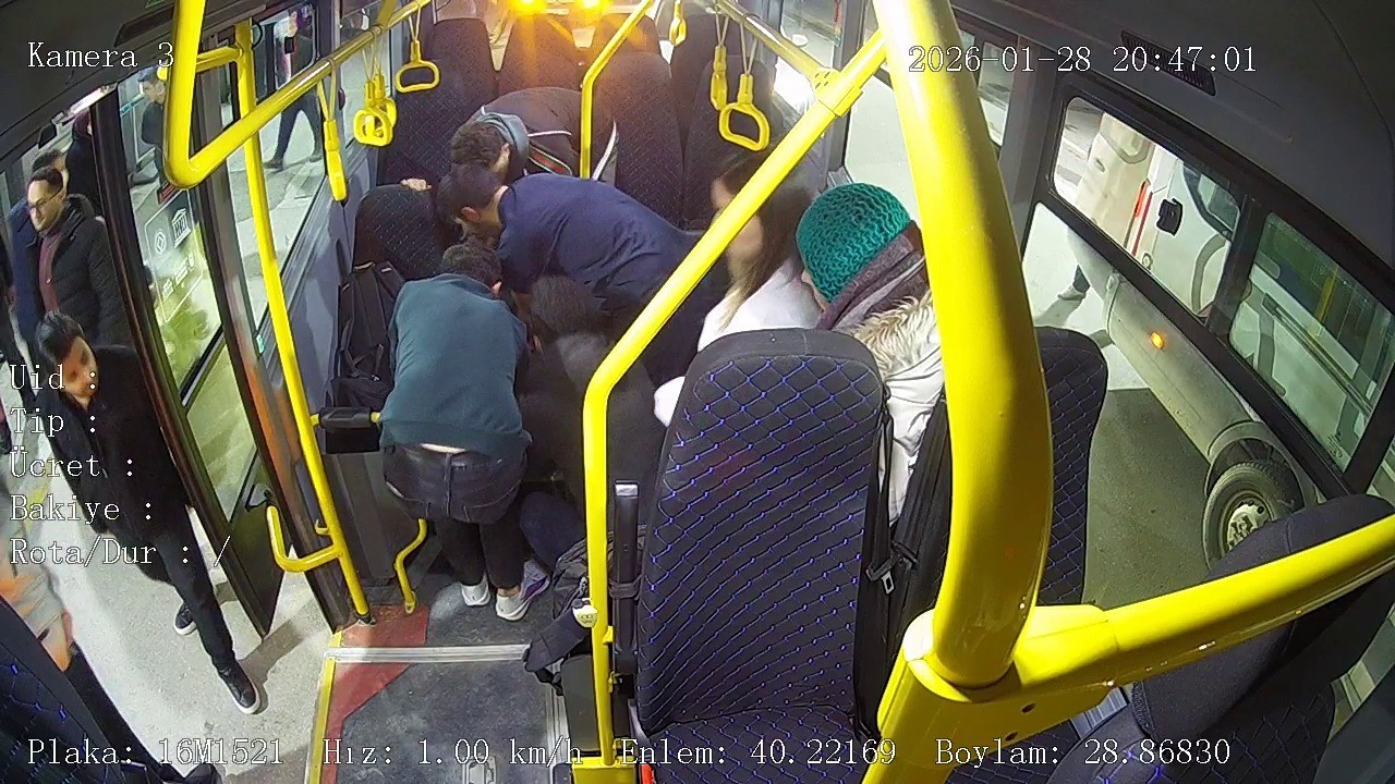 bursada halk otobusunde zamanla yariskalp krizi geciren yolcu icin acile kirdi 3 6bnl6P8K