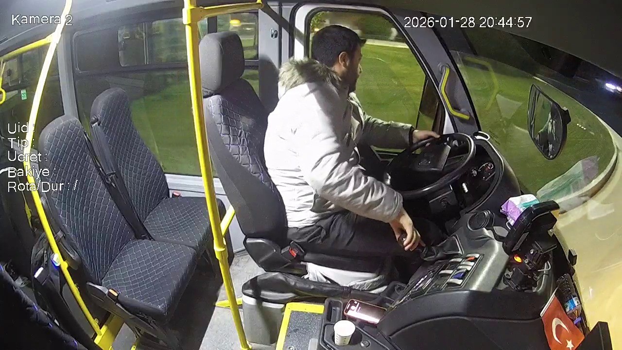 bursada halk otobusunde zamanla yariskalp krizi geciren yolcu icin acile kirdi 5