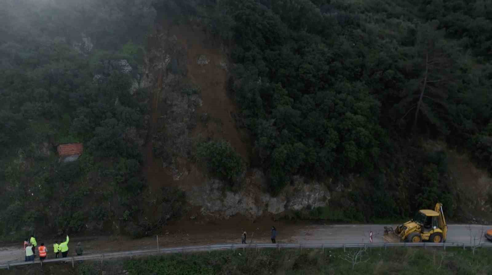 Bursa’da heyelan bölgesi temizlendi...Kayan bölge dron ile görüntülendi 5 bursada heyelan bolgesi temizlendikayan bolge dron ile goruntulendi 1