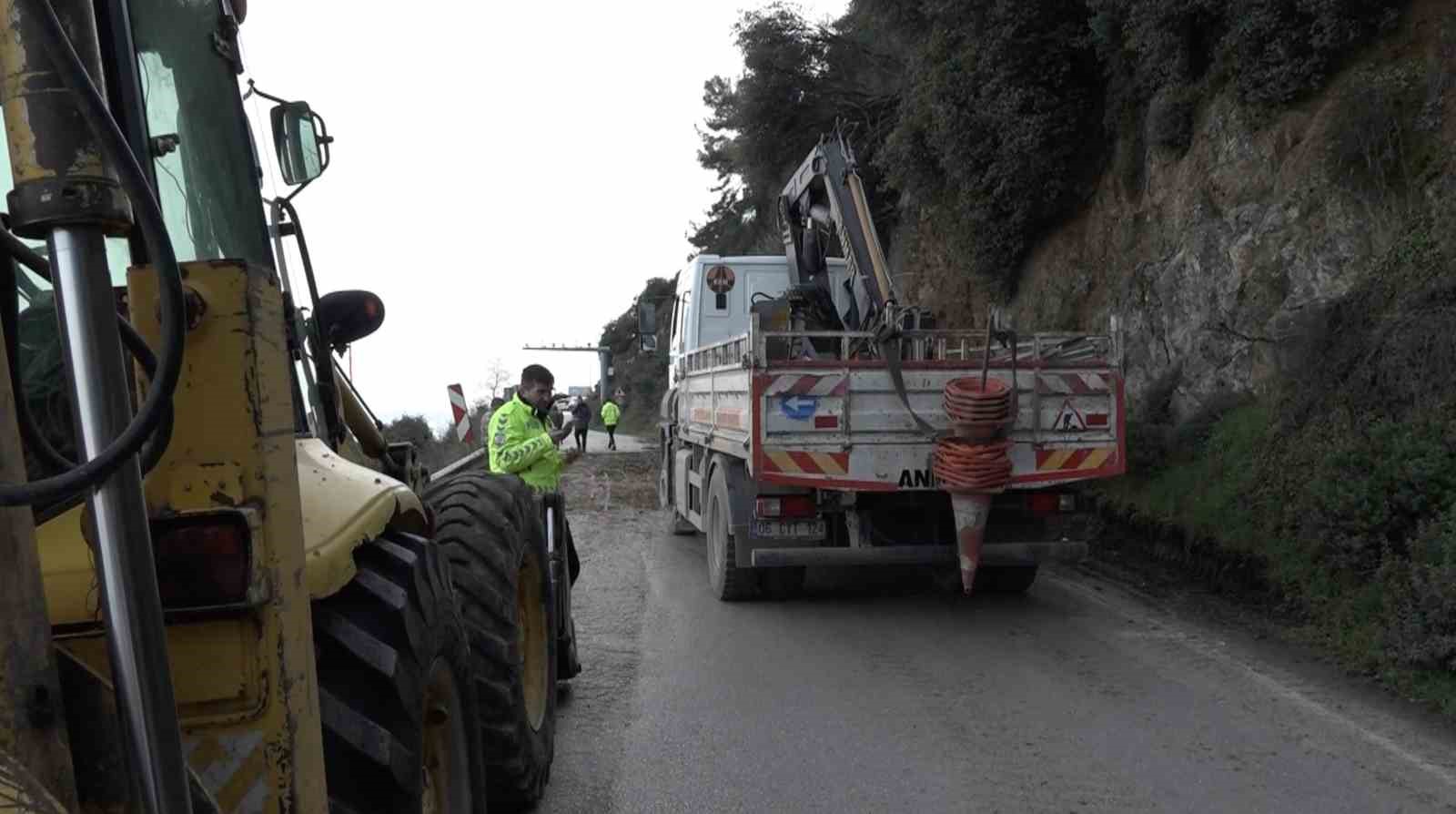 Bursa’da heyelan bölgesi temizlendi...Kayan bölge dron ile görüntülendi 8 bursada heyelan bolgesi temizlendikayan bolge dron ile goruntulendi 4 OiUbEN4t