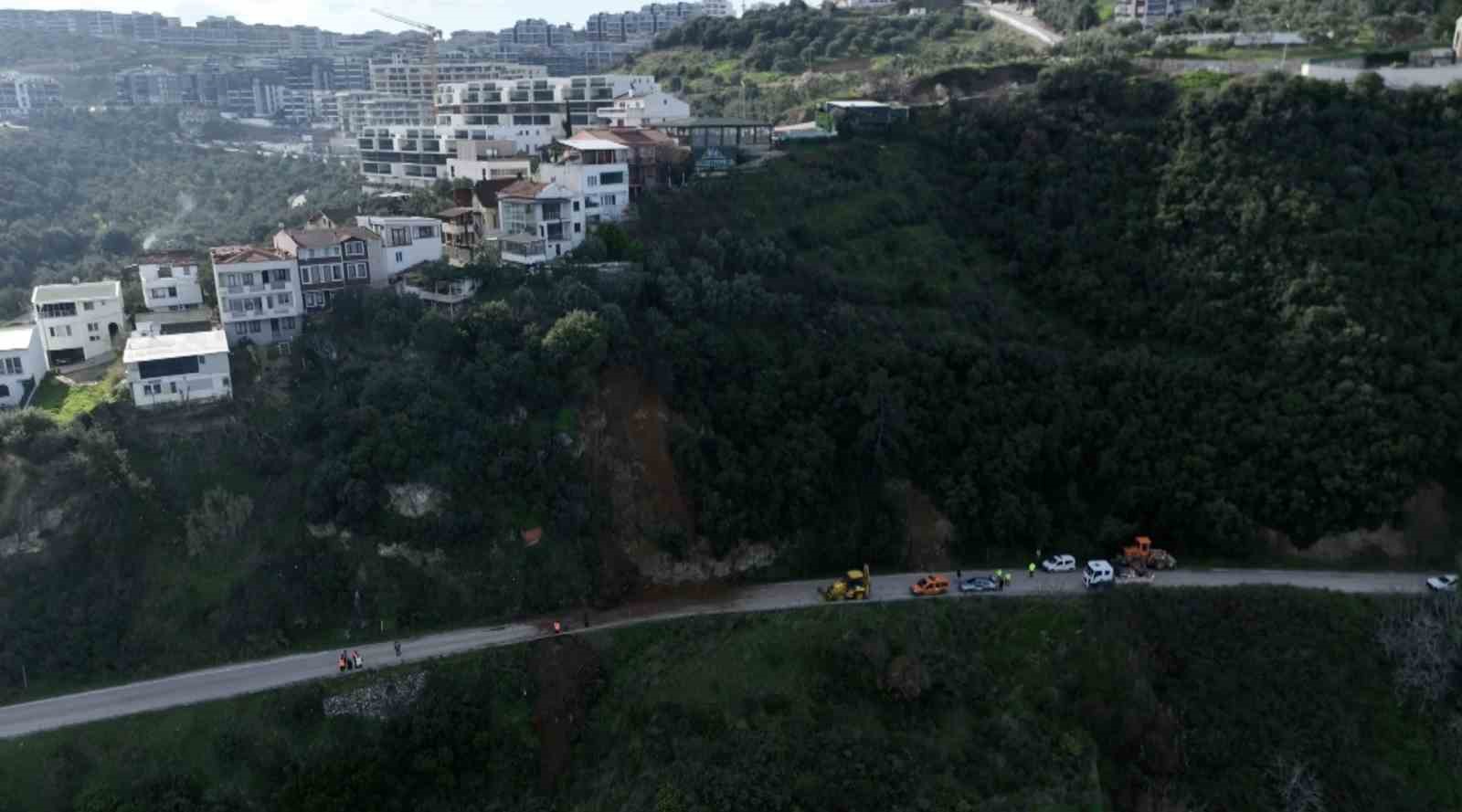 Bursa’da heyelan bölgesi temizlendi...Kayan bölge dron ile görüntülendi 10 bursada heyelan bolgesi temizlendikayan bolge dron ile goruntulendi 6 ZrlFKf59