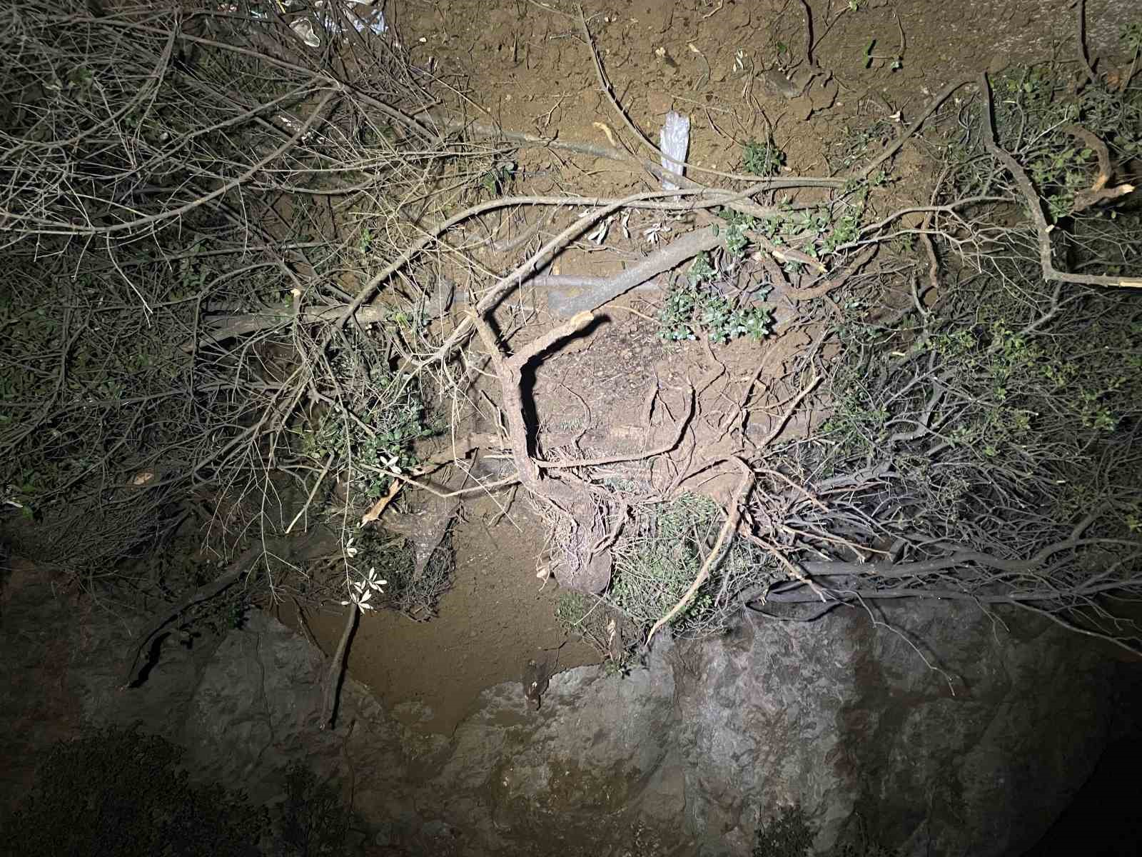 bursada heyelan mudanya kursunlu yolu trafige kapandi 5