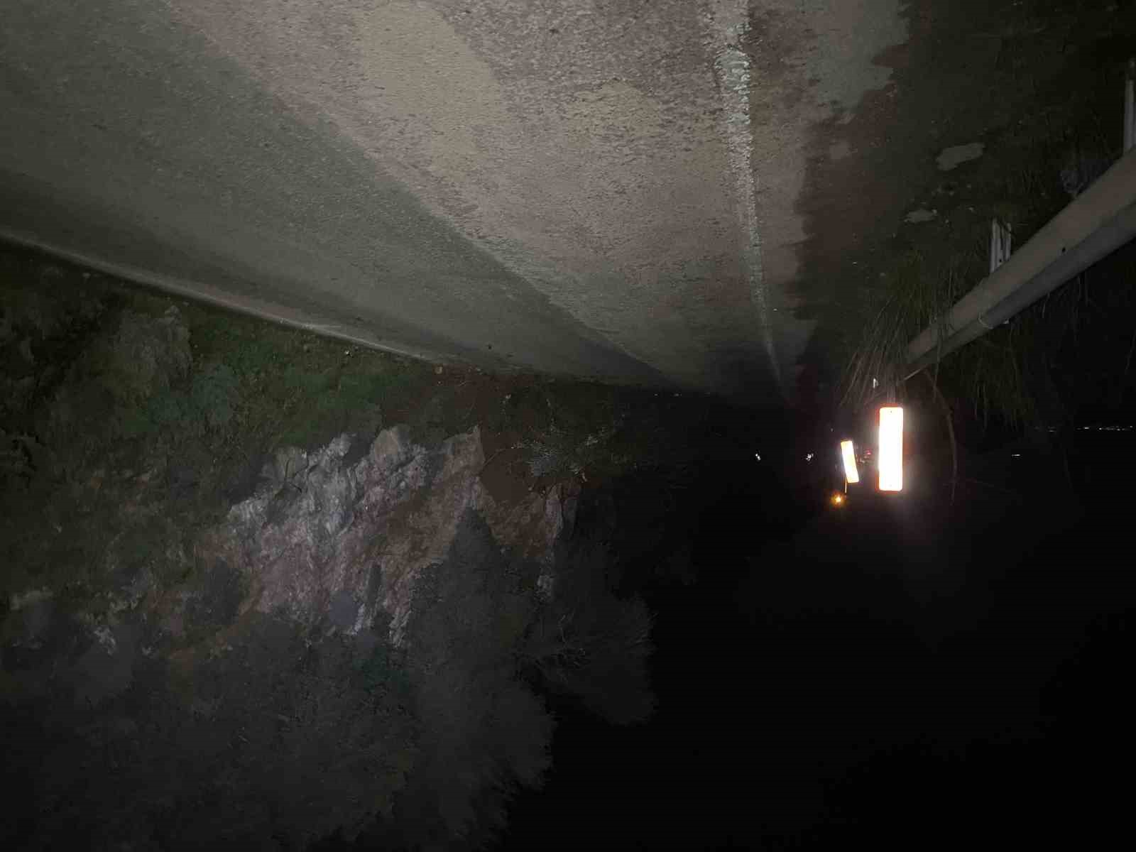 bursada heyelan mudanya kursunlu yolu trafige kapandi 6 gSKYa6RN