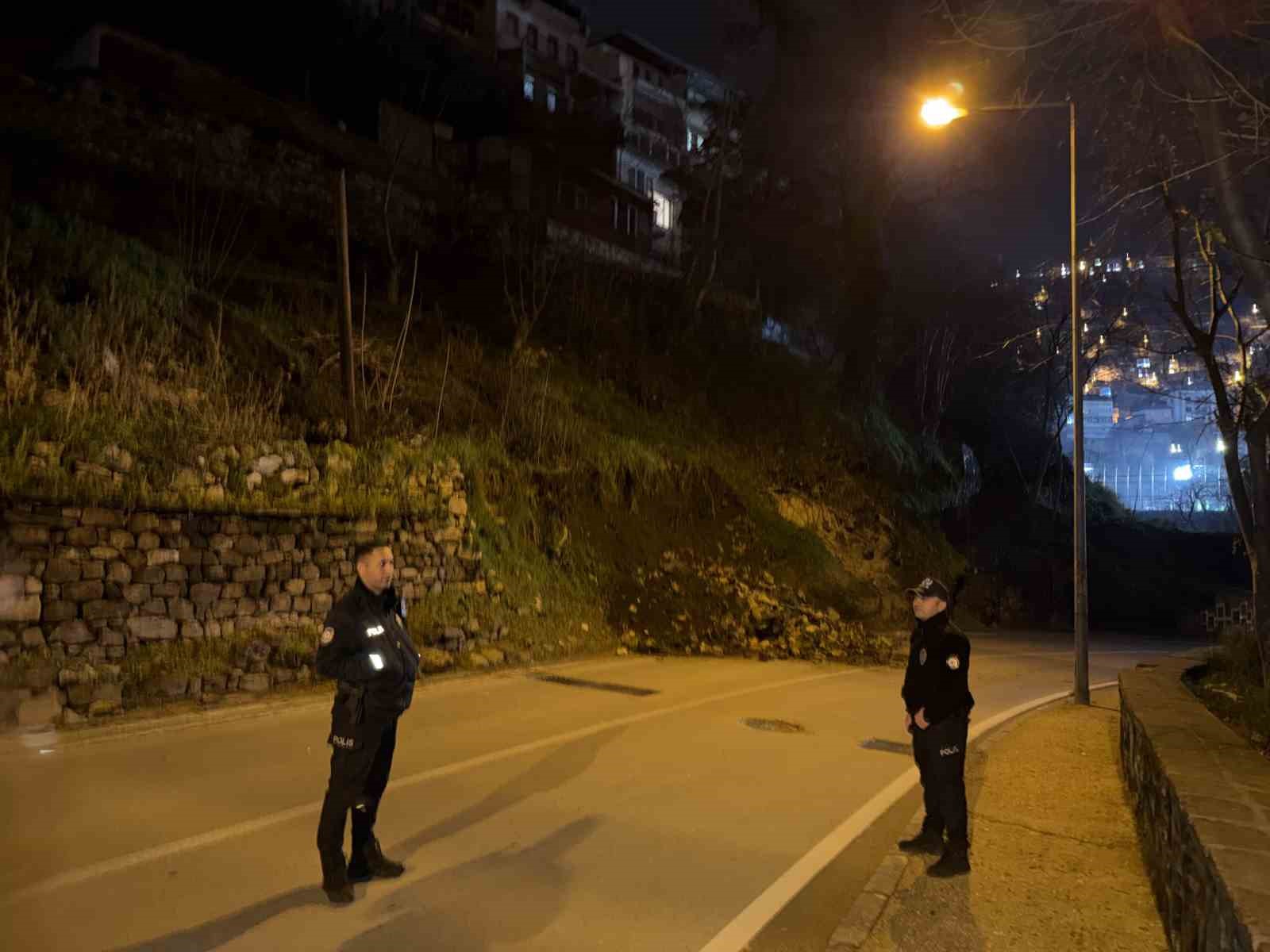 bursada heyelan tophane muradiye yolu ulasima kapandi 0 3XJ8HPL4