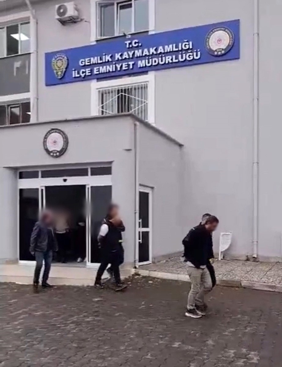 Bursa’da hırsızlık operasyonu: Çok sayıda suç kaydı bulunan şüpheliler yakalandı 4 bursada hirsizlik operasyonu cok sayida suc kaydi bulunan supheliler yakalandi 0 QLvS5TCn