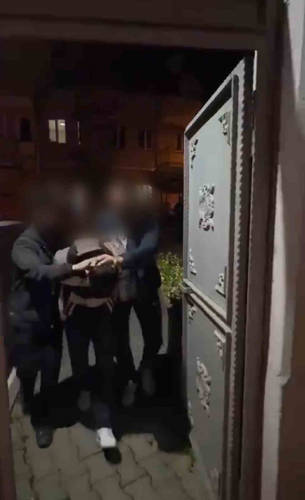 bursada hirsizlik yapan sahistan 1 kilo 375 gram uyusturucu ele gecirildi 2 EqzAPmVj