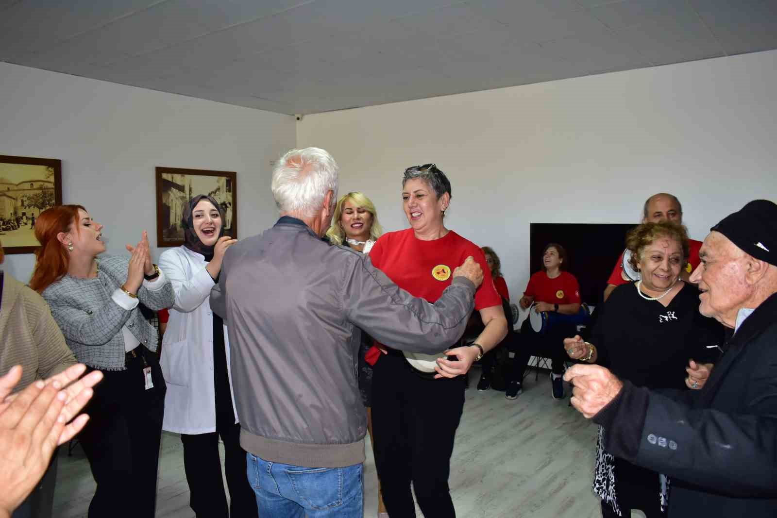 bursada huzurevi sakinlerine moral konseri 0 sYCncApy