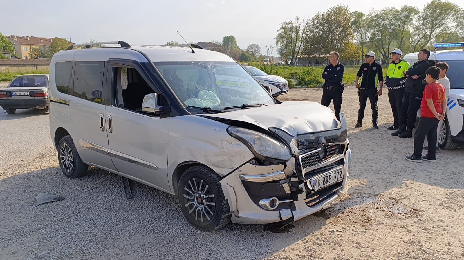 bursada iki arac carpisti 3 kisi yaralandi 0 wX8rTsSb