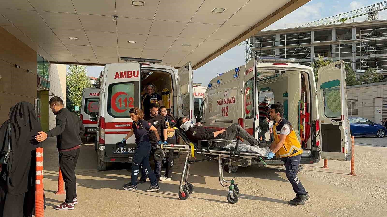 bursada iki arac carpisti 3 kisi yaralandi 2 bn4R1bsJ