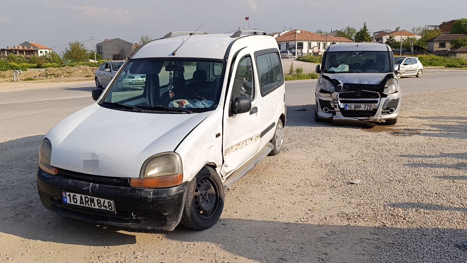 bursada iki arac carpisti 3 kisi yaralandi 3 uJF1Luuc