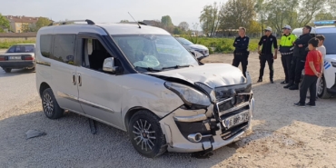 bursada-iki-arac-carpisti-3-kisi-yaralandi-ID2QpnNp.jpg