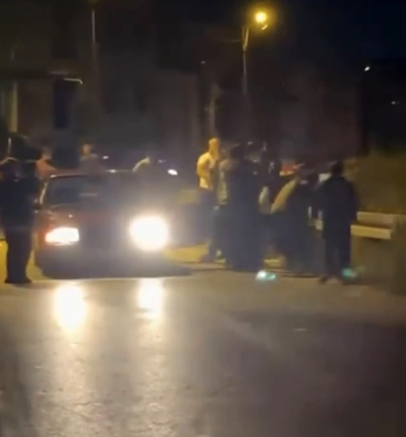 Bursa’da iki grup birbirine girdi: Tekme, tokat ve sopalar havada uçuştu 6 bursada iki grup birbirine girdi tekme tokat ve sopalar havada ucustu 2 PyalO5vt