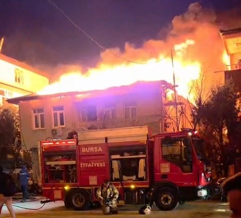 bursada iki katli evin catisi alevlere teslim oldu 0 gfXhONLS