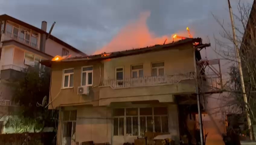 bursada iki katli evin catisi alevlere teslim oldu 1 59CIrDMP