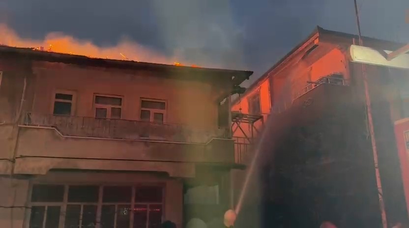 bursada iki katli evin catisi alevlere teslim oldu 2 Rg4BYYEn