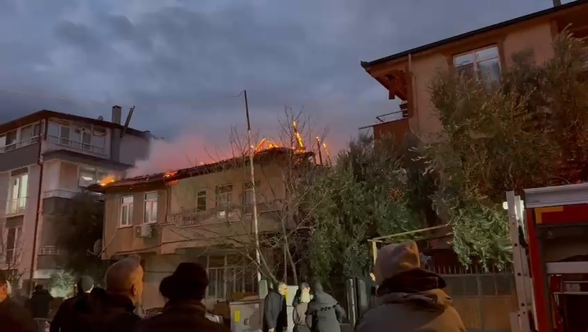 bursada iki katli evin catisi alevlere teslim oldu 3 YR5U4Lwa