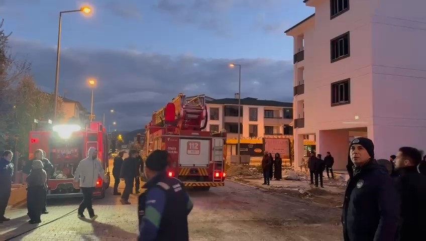 bursada iki katli evin catisi alevlere teslim oldu 4 cCtbNaKi