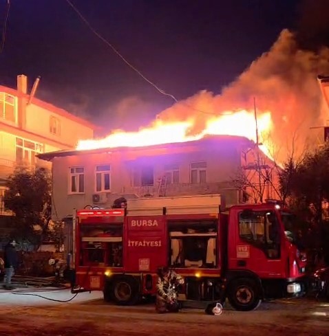 bursada iki katli evin catisi alevlere teslim oldu 5 17nyHfaZ