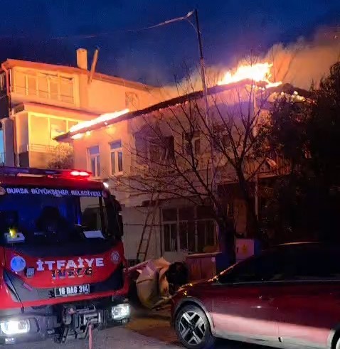 bursada iki katli evin catisi alevlere teslim oldu 6 zIP4i5ds