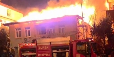 bursada-iki-katli-evin-catisi-alevlere-teslim-oldu-VTZPppuj.jpg