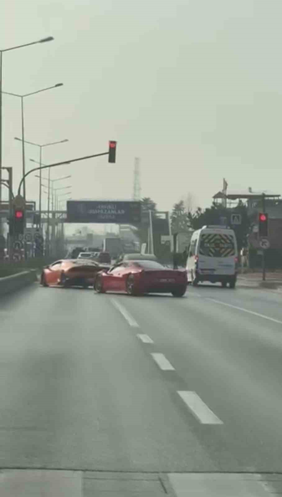 bursada iki luks otomobil trafik kurallarini hice saydi 1 ThAkuRZp