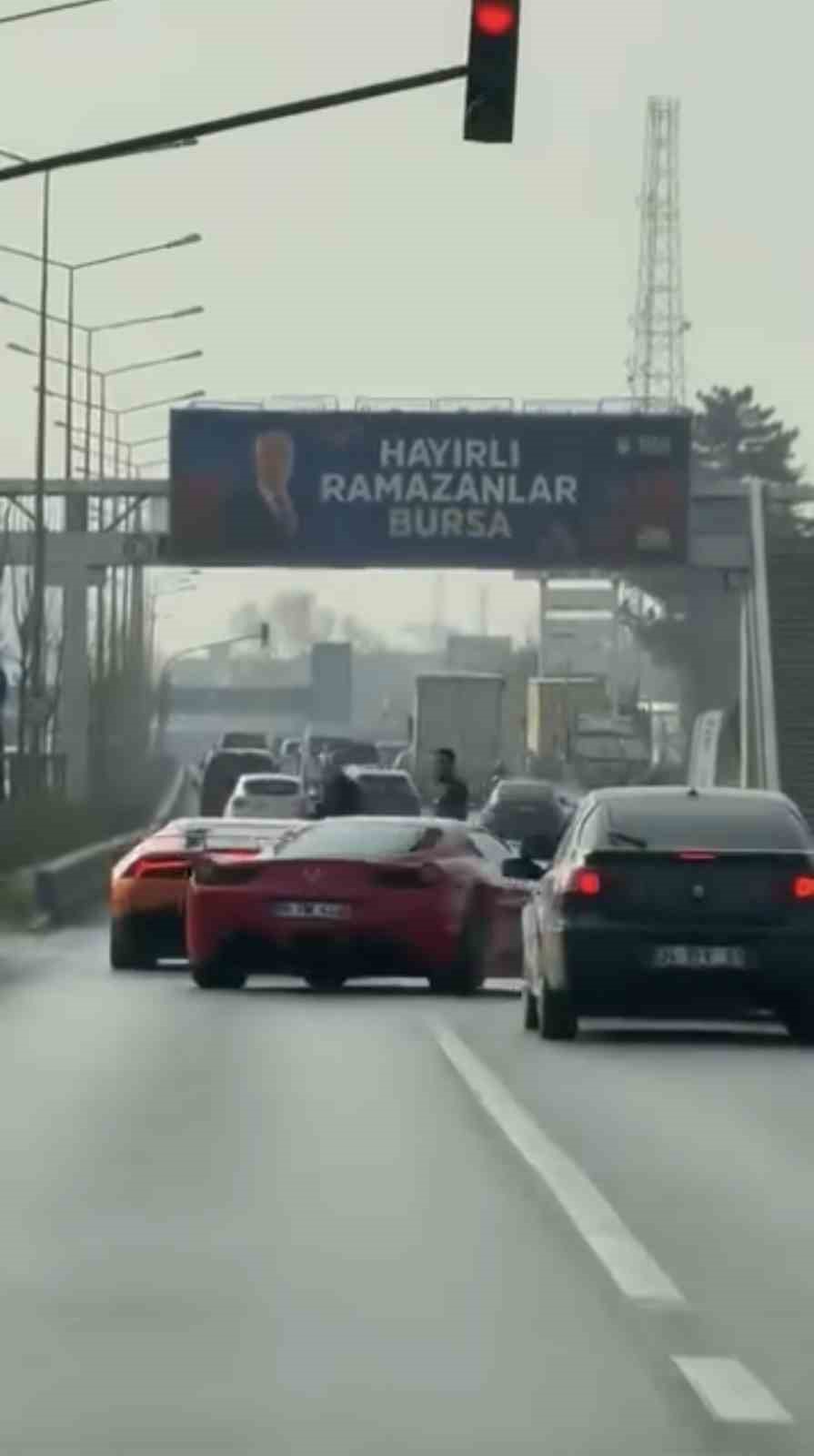 bursada iki luks otomobil trafik kurallarini hice saydi 2 nvZ1RSDg