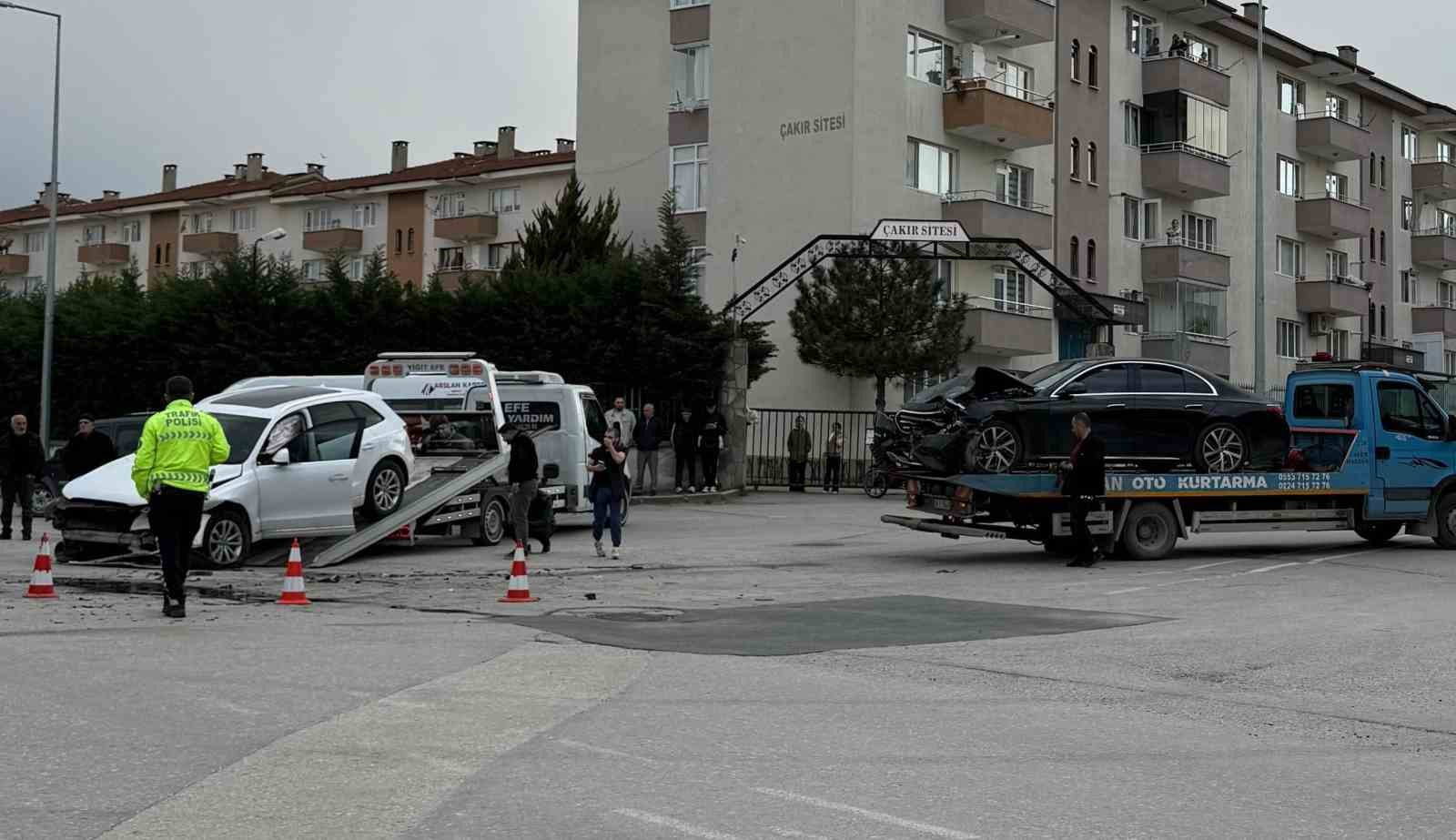 bursada iki otomobil carpisti 2 yarali 1 UtbpbTbz