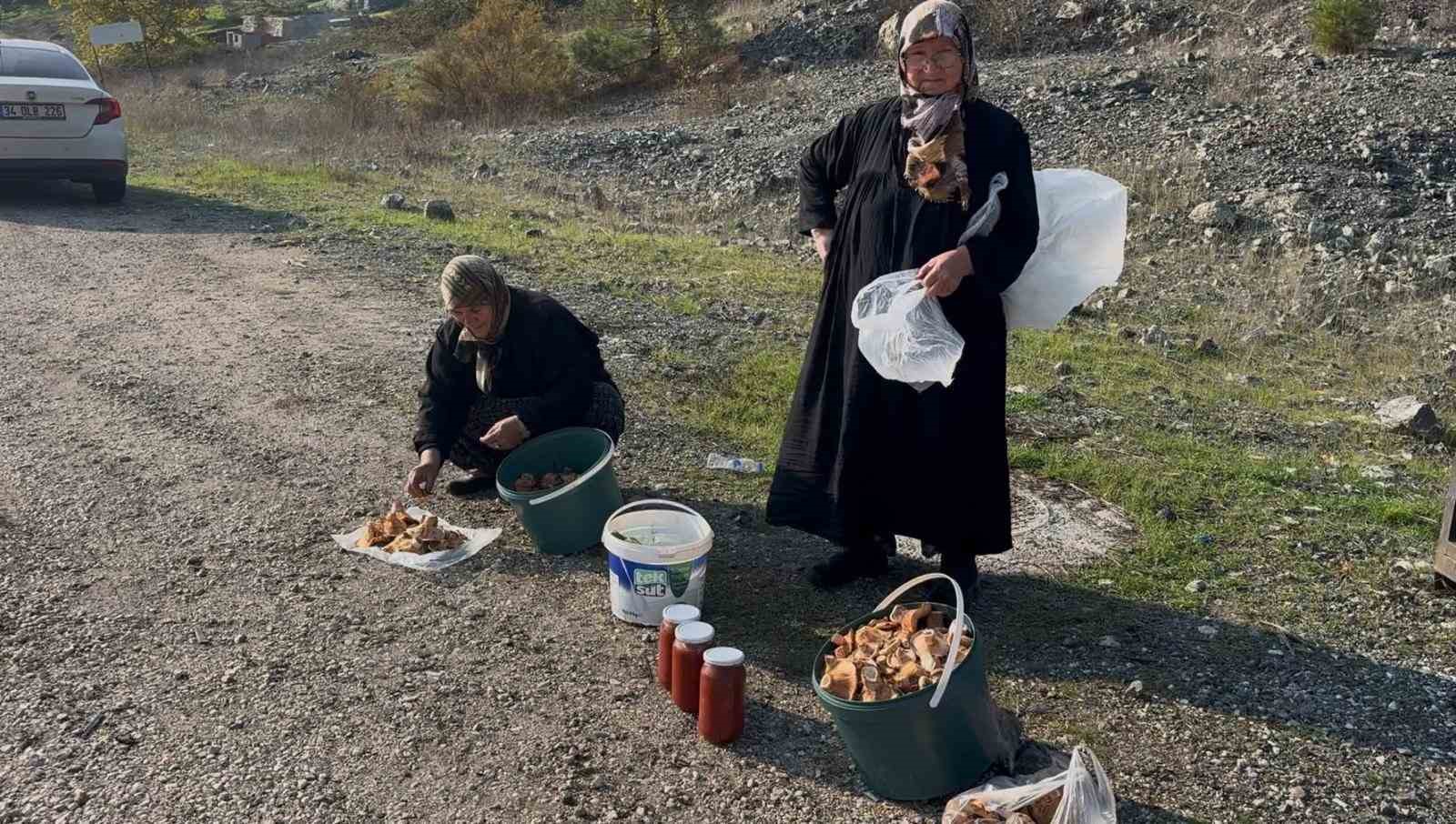 bursada iki yasli kadin genclere tas cikartiyor 1 G75jN7EM