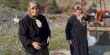 bursada-iki-yasli-kadin-genclere-tas-cikartiyor-8XbKM7K6.jpg