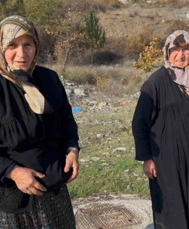 bursada-iki-yasli-kadin-genclere-tas-cikartiyor-8XbKM7K6.jpg